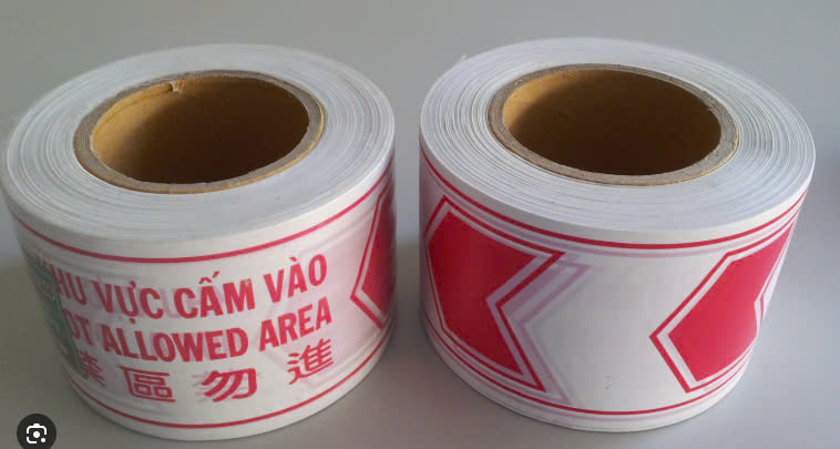Cuộn rào chắn cảnh báo cấm vào màu trắng đỏ trong công trình